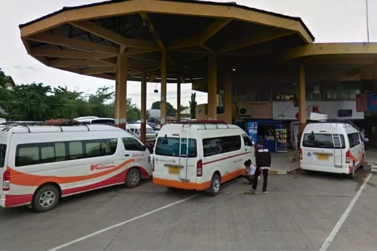 ผู้โดยสารรอขึ้นรถตู้เดินทางจากสถานีขนส่งอาเขต 2 ไปปาย | Passengers waiting for vans to Pai at Arcade Bus Terminal 2