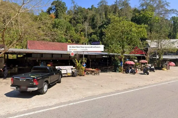 รถตู้จอดพักที่ OK Mart จุดพักกลางทางจากเชียงใหม่ไปปาย | Van stopping for a break at OK Mart, mid-way from Chiang Mai to Pai